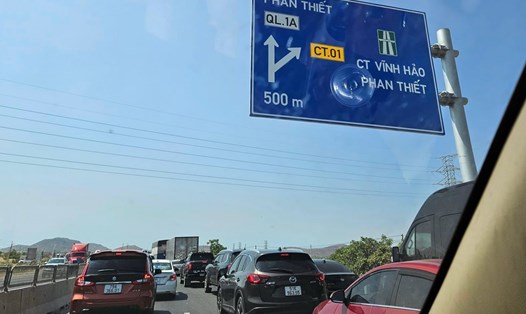 Gần ngã ba giao giữa đường dẫn vào cao tốc Vĩnh Hảo - Phan Thiết với quốc lộ 1 có lưu lượng xe xếp hàng dài. Ảnh: NDCC
