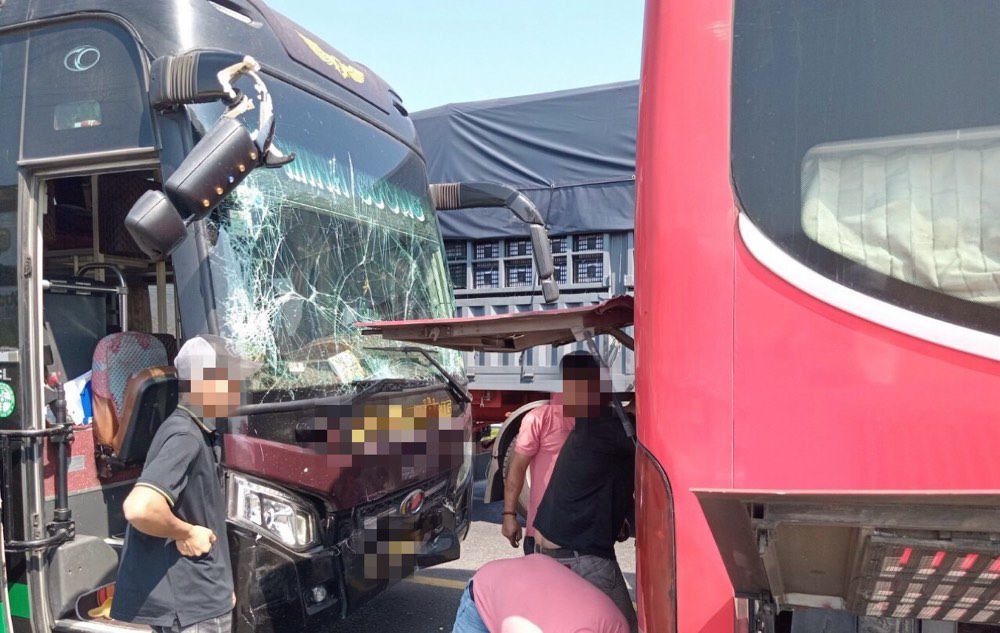 Tai nạn liên hoàn 3 xe khách thúc đuôi nhau trên Quốc lộ 1, huyện Tuy Phong. Ảnh: Duy Tuấn 