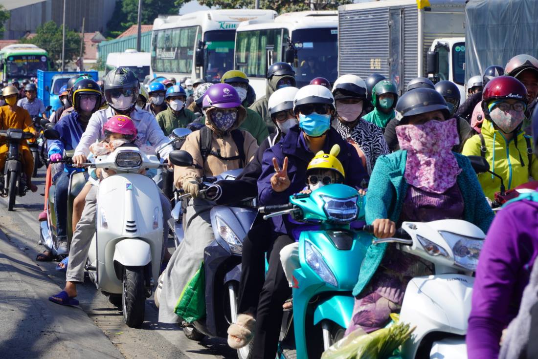 Anh Nguyễn Văn Giang (huyện Bình Chánh) cho biết: “Từ khoảng sáng nay lượng phương tiện đã tăng lên đáng kể. Phần lớn các công ty sẽ bắt đầu làm việc vào ngày mai (mùng 10) nên hôm nay người dân mới trở lại thành phố“, anh Giang nói.