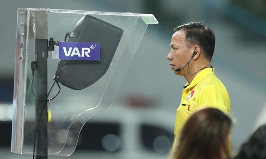 Trọng tài Trần Trung Kiên kiểm tra VAR trong trận đấu giữa Hải Phòng và Nam Định. Ảnh: NĐFC