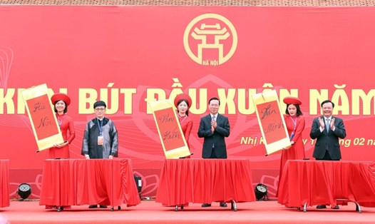 Chủ tịch nước Võ Văn Thưởng và các đại biểu thực hiện nghi lễ khai bút đầu xuân năm 2024 tại Khu lưu niệm Anh hùng dân tộc, Danh nhân văn hóa thế giới Nguyễn Trãi. (Ảnh: TTXVN)