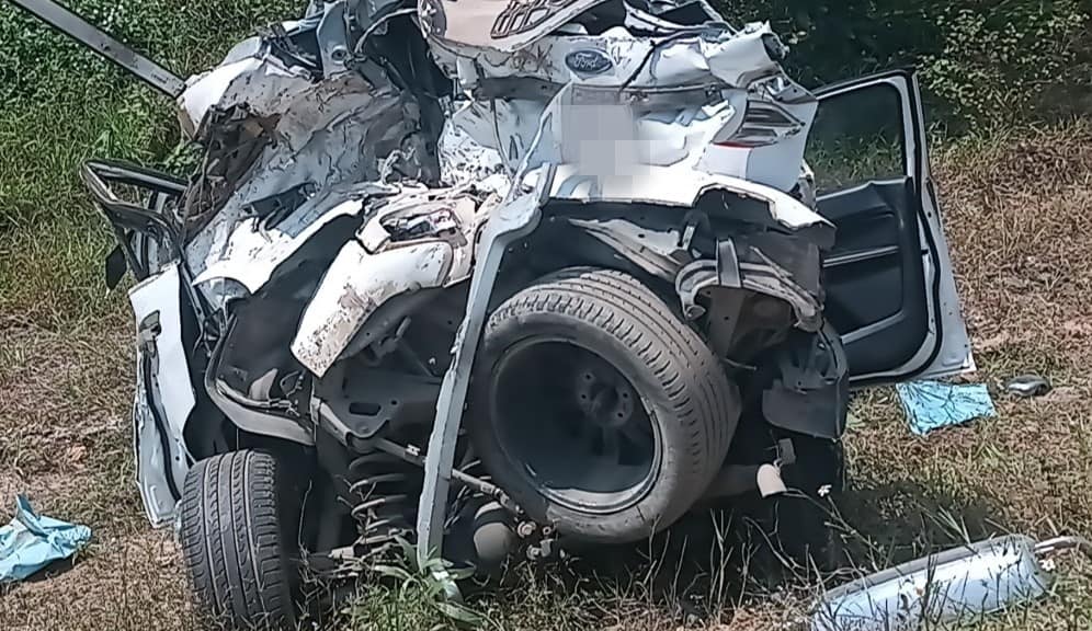 Thông tin ban đầu, khoảng 10h ngày 18.2, tại km 48+200 trên tuyến cao tốc Cam Lộ - La Sơn đoạn qua địa bàn huyện Phong Điền (Thừa Thiên Huế) xảy ra vụ tai nạn giao thông nghiêm trọng giữa 3 xe ô tô biển kiểm soát: 63H-005XX, xe ô tô con 36A-485XX và xe đầu kéo 63C-136.XX kéo theo 63R-002.XX.