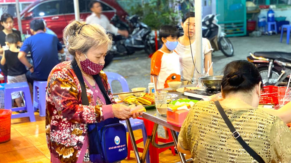 Bà Nguyễn Thị Yên bán vé số dạo tại một quán ăn trên đường Lý Tự Trọng, quận Ninh Kiều, TP Cần Thơ. Ảnh: Yến Phương
