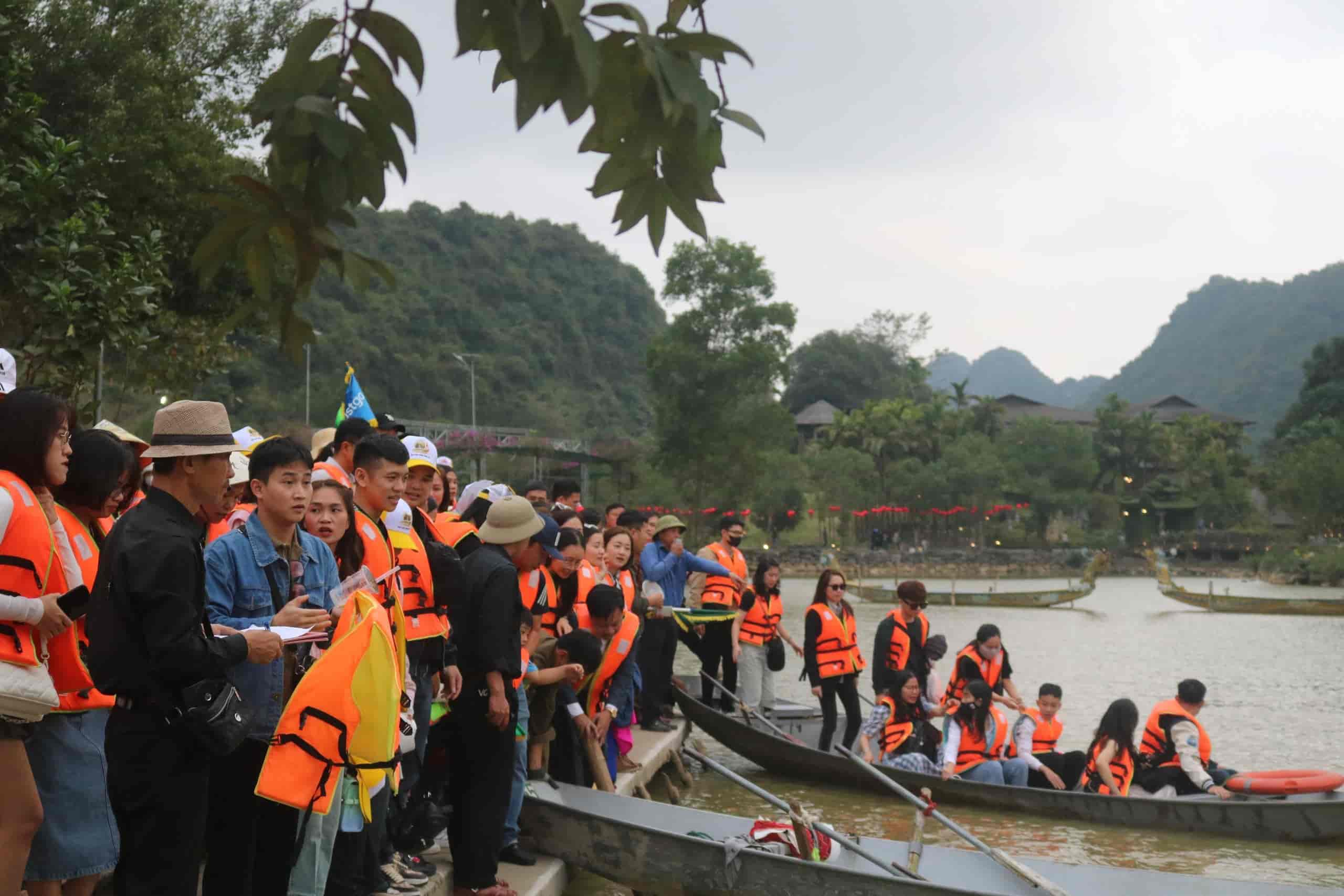 Hàng nghìn du khách tham quan tại Khu du lịch sinh thái Thung Nham. Ảnh: Nguyễn Trường