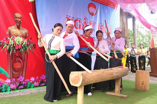 Phụ nữ Mường ở Kon Tum thực hiện nghi lễ giã bông lúa khô chín thành gạo. Ảnh: Thanh Tuấn 