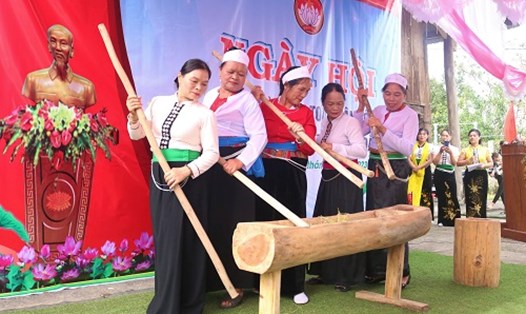 Phụ nữ Mường ở Kon Tum thực hiện nghi lễ giã bông lúa khô chín thành gạo. Ảnh: Thanh Tuấn 