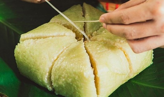 Bánh chưng là món ăn cổ truyền của người Việt vào dịp Tết nhưng cần cẩn thận nếu để bánh quá lâu. Ảnh: Hương Giang