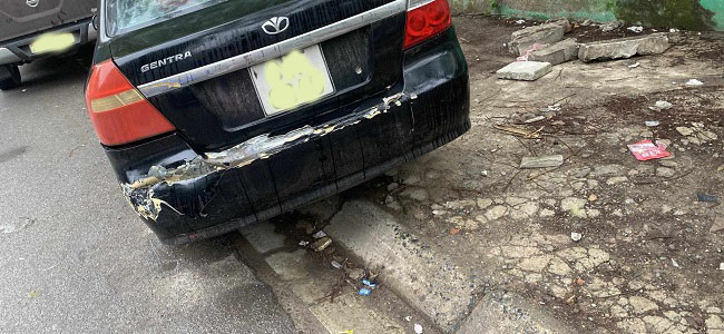 Chiếc xe của chị Hà Hải Linh đỗ tại đường Mễ Trì Hạ bị đập vỡ phần đuôi xe. Ảnh: Hải Linh cung cấp