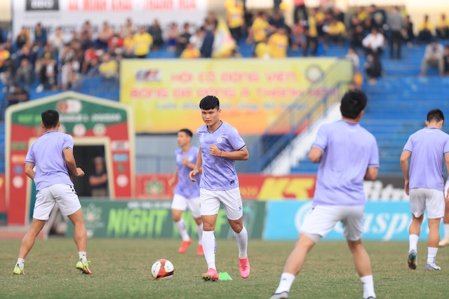 Các cầu thủ Hà Nội FC khởi động trước trận. Ảnh: Minh Dân 