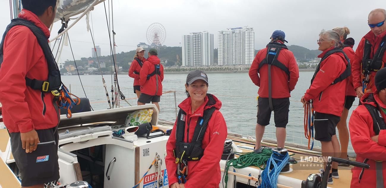 Chị Lisa là một trong 5 thủy nữ trên thuyền buồm QingDao. Ảnh: Nguyễn Hùng