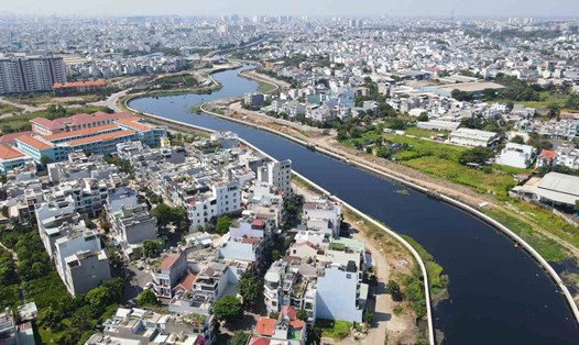 Hạng mục xây dựng kè bờ kênh Tham Lương - Bến Cát - rạch Nước Lên đạt gần 50% khối lượng.  Ảnh: Anh Tú