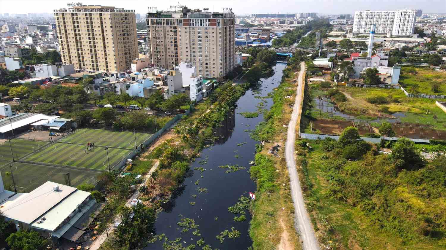 Dài gần 32 km, kênh Tham Lương - Bến Cát - rạch Nước Lên chảy qua quận 12, Bình Tân, Tân Phú, Tân Bình, Gò Vấp, Bình Thạnh và huyện Bình Chánh. Đây là kênh dài nhất nhưng cũng là một trong những tuyến ô nhiễm nhất TPHCM. Trong ảnh là đoạn kênh chảy qua quận Tân Bình trước khi được cải tạo.