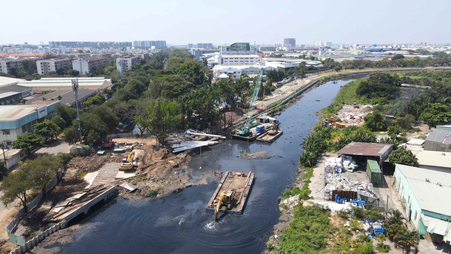 Chủ đầu tư cho biết, dự án cải tạo kênh Tham Lương - Bến Cát - rạch Nước Lên đang gặp tình trạng tái chiếm mặt bằng sau khi giải toả.Nhiều nhất là đoạn qua quận Bình Tân với 224 trường hợp, Quận 12 có 14 trường hợp, huyện Bình Chánh có 2 trường hợp và quận Tân Bình có 1 trường hợp. Chủ đầu tư kiến nghị UBND các quận, huyện liên quan hỗ trợ vận động người dân tháo dỡ, bàn giao mặt bằng.