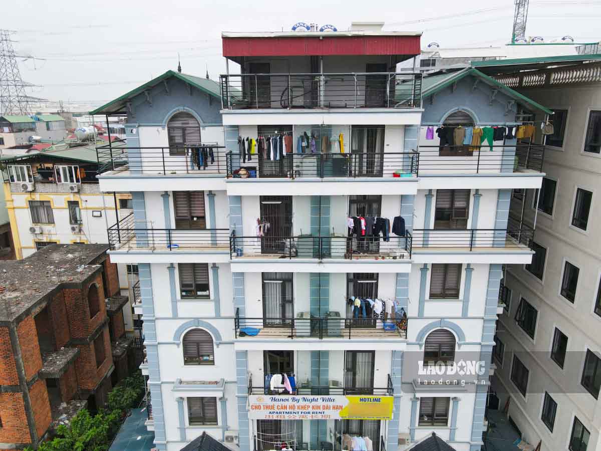 Theo tìm hiểu của phóng viên, riêng 2 toà biệt thự tại khu vực này đã chia thành hàng trăm căn hộ chung cư mini cho thuê.  