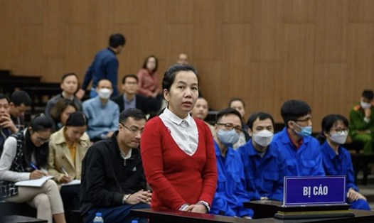 Nguyễn Thị Hà Thành (tại phiên toà sơ thẩm) bị cáo buộc chiếm đoạt hơn 433 tỉ đồng của 3 ngân hàng và nhiều đại gia. Ảnh: Quang Việt
