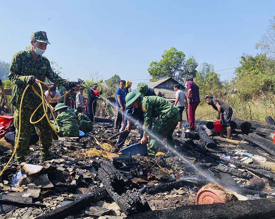 Cháy nhà sàn tại Điện Biên thiêu rụi 100 bao thóc. Ảnh: Anh Dũng
