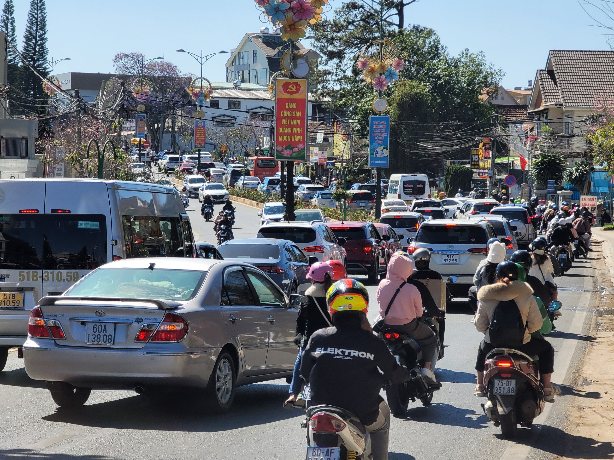 Những du khách đi xe máy cũng trở về khá đông sau những ngày nghỉ Tết Nguyên đán ở Đà Lạt.  