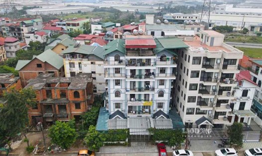 Một số căn biệt thự trong Khu đô thị Hoàn Sơn đã được chủ đầu tư cải tạo thành các căn hộ chung cư mini cho thuê. Ảnh: Vân Trường