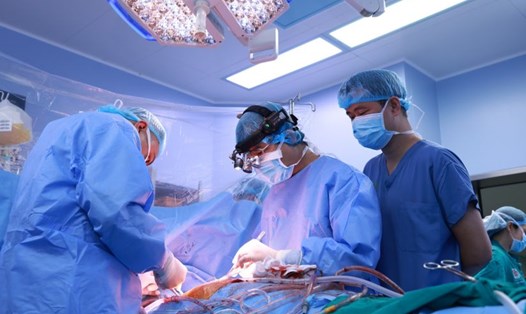 Các bác sĩ thực hiện ghép tạng tại Bệnh viện Trung ương Quân đội 108. Ảnh: Lan Hương