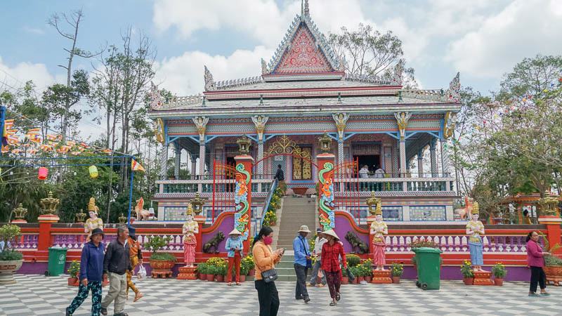 Chùa Chén Kiểu là nơi sinh hoạt văn hóa tín ngưỡng của người dân địa phương. Chùa còn là nơi tổ chức các lễ hội truyền thống của đồng bào Khmer như Lễ chịu tuổi, Lễ Cúng ông bà, Lễ Cúng trăng, Lễ Dâng y cà sa,..