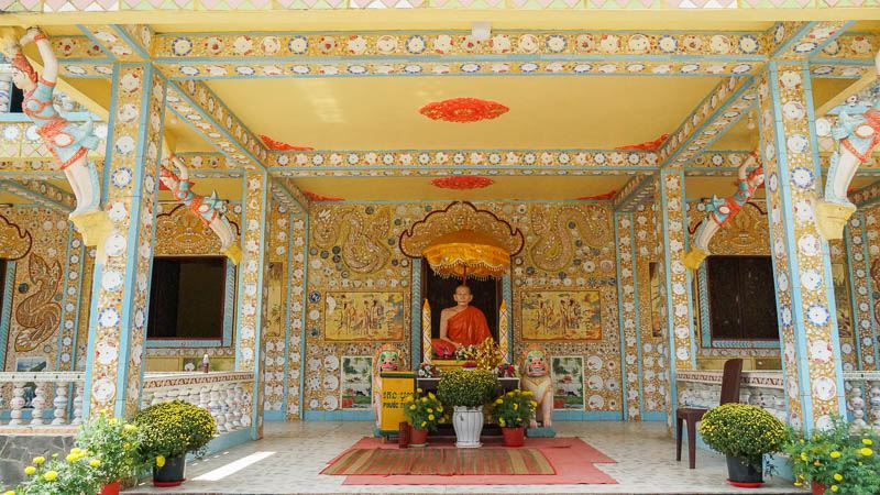 Chùa bao gồm các quần thể kiến trúc như Chánh điện, nhà sala, thư viện, nhà tam bảo, nhà ở của sư,.. đều được xây dựng mang đậm nét kiến trúc Phật giáo Nam tông Khmer.