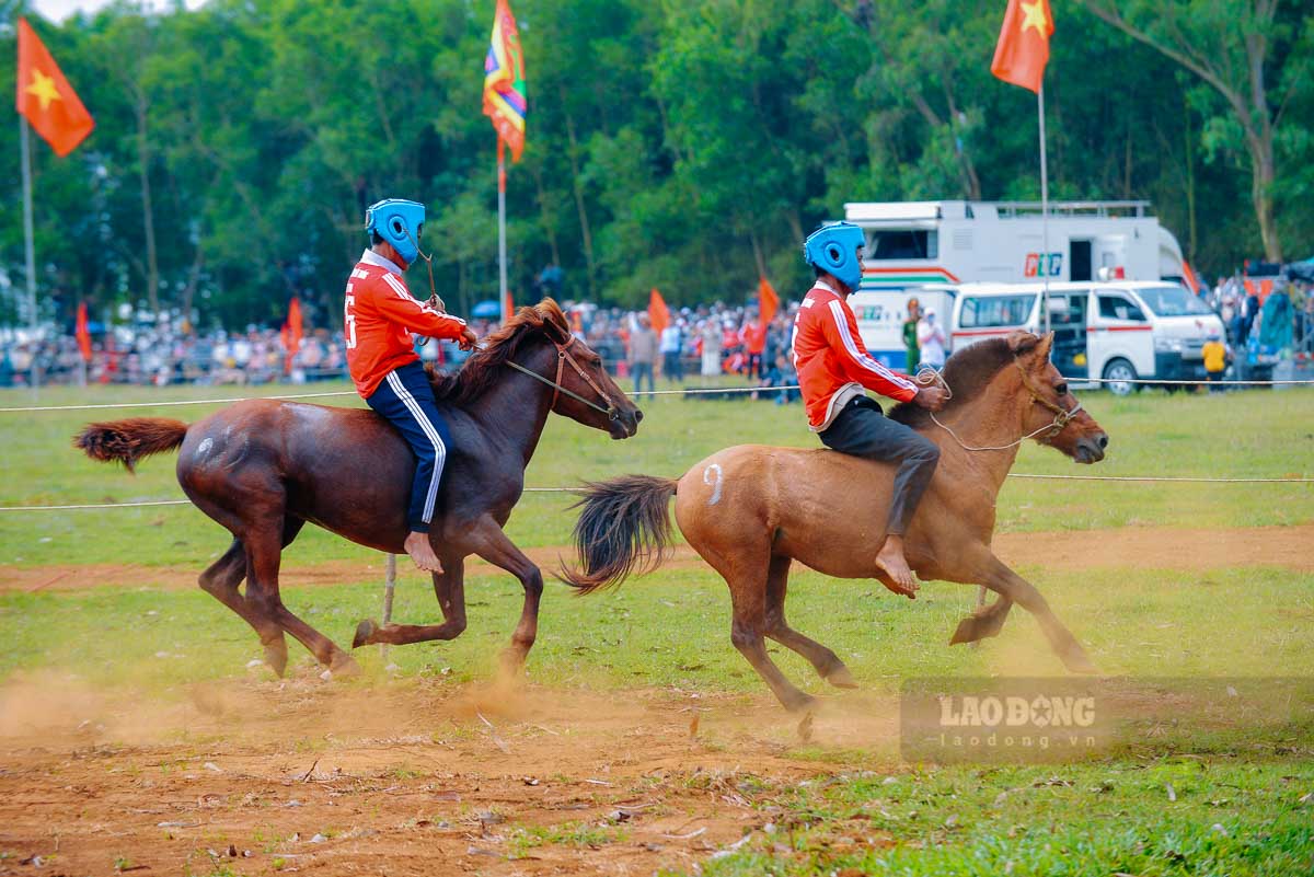 Các kỵ sĩ nông dân chân đất hào hứng tranh tài tại lễ hội đua ngựa gò Thì Thùng ngày 18.2. 
