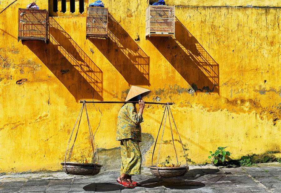 “Người bán hàng rong ở phố cổ”. Ảnh: Việt Văn