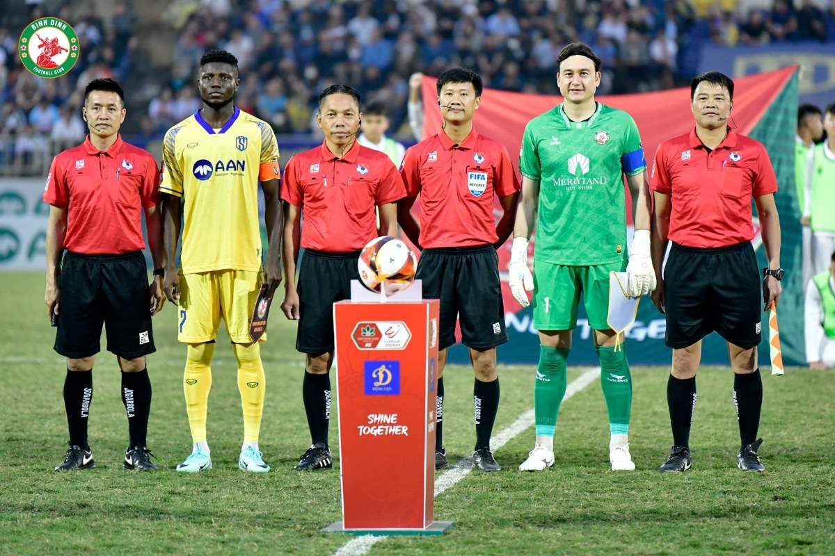 Đặng Văn Lâm đeo băng đội trưởng của Bình Định ở trận gặp Sông Lam Nghệ An nhưng anh chỉ thi đấu được 34 phút do chấn thương. Ảnh: CLB Bình Định