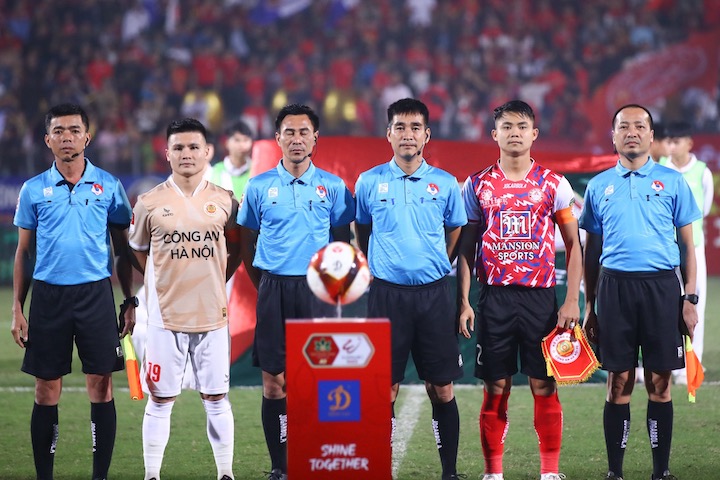 Trên sân vận động Hàng Đẫy, câu lạc bộ Công an Hà Nội tiếp đón TPHCM trong khuôn khổ vòng 9 V.League 2023-2024. Đây cũng là trận đấu ra mắt chính thức của tân huấn luyện viên trưởng Kiatisak bên phía đội chủ nhà. 