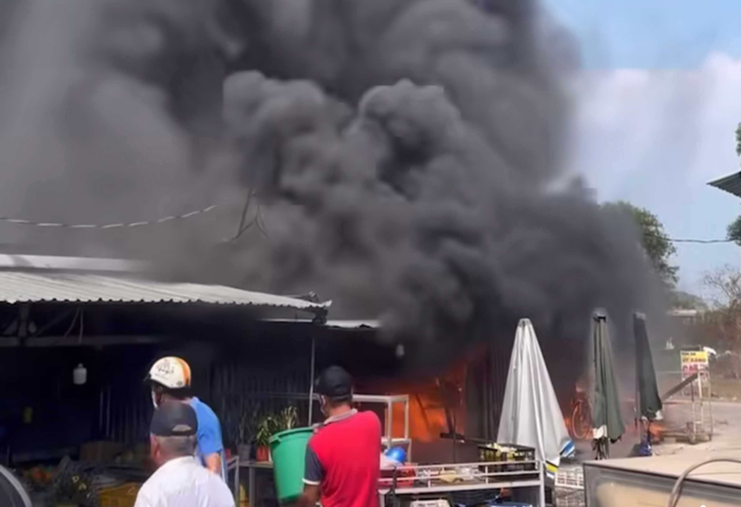 Vụ cháy xảy ra tại chợ Đông Thành, thị trấn Đông Thành, huyện Đức Huệ, tỉnh Long An. Ảnh: An Long