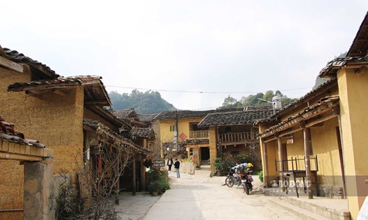 Làng Lô Lô Chải (xã Lũng Cú, Đồng Văn, Hà Giang) với những ngôi nhà trình tường, rào đá độc đáo.