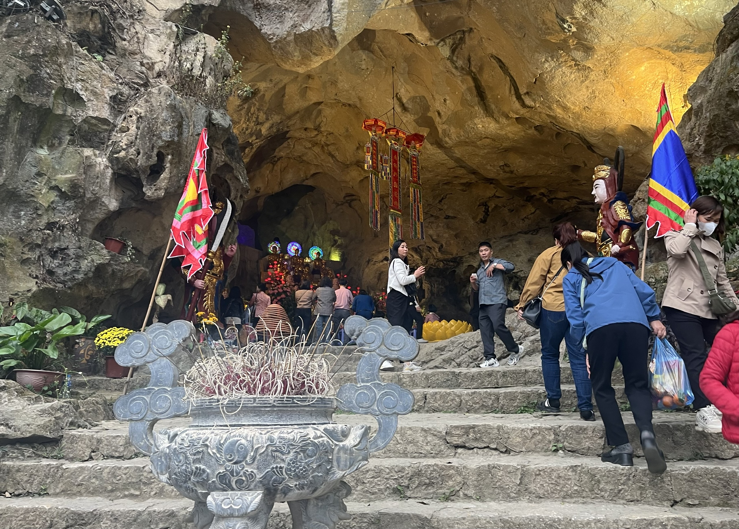 Động Tam Thanh nằm tại phường Tam Thanh, thành phố Lạng Sơn và trong động là ngôi chùa Tam Thanh, di tích nằm trong quần thể danh thắng Nhị - Tam Thanh - Núi Tô Thị - Thành Nhà Mạc nổi tiếng của tỉnh Lạng Sơn.