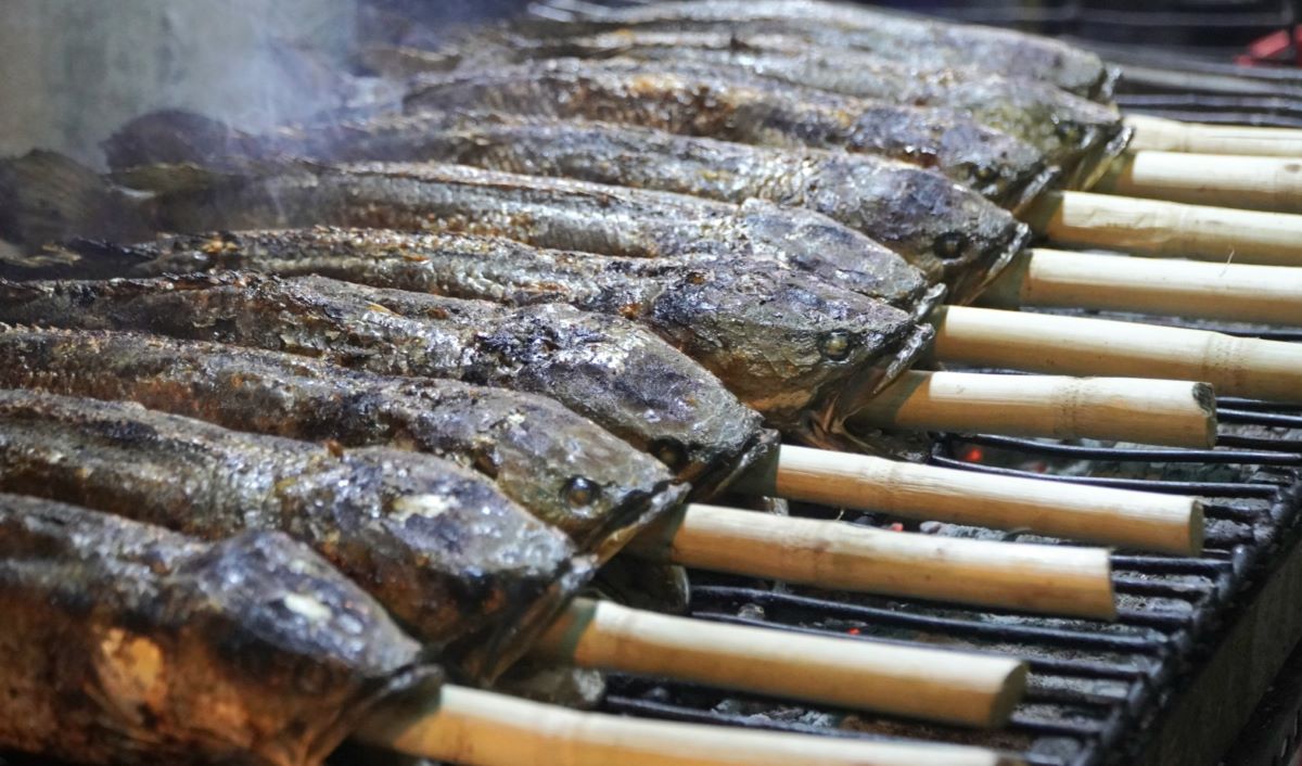 Anh Hùng cho biết thêm, giá cá lóc nướng được bán từ 200.000 đến 220.000 đồng/con, kèm theo rau, bún ăn kèm.