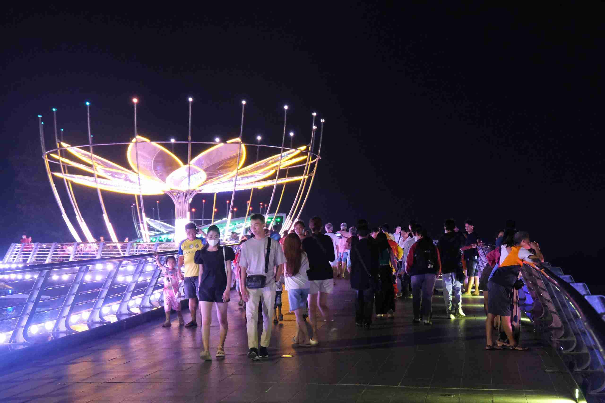 Bến Ninh Kiều đông người đi chơi nhân ngày nghỉ cuối cùng của kì nghỉ Tết. Ảnh: Phong Linh