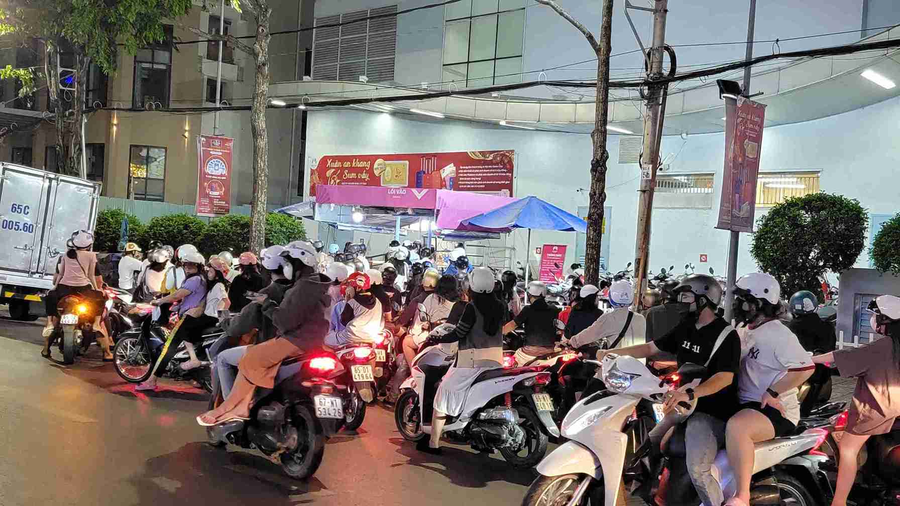 Siêu thị tối ngày 18.2 có đông người dân đi mua sắm, xem phim. Ảnh: Phong Linh