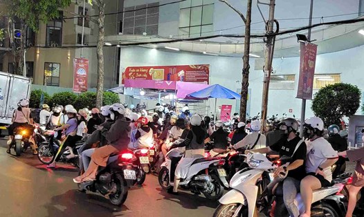 Siêu thị tối ngày 18.2 có đông người dân đi mua sắm, xem phim. Ảnh: Phong Linh