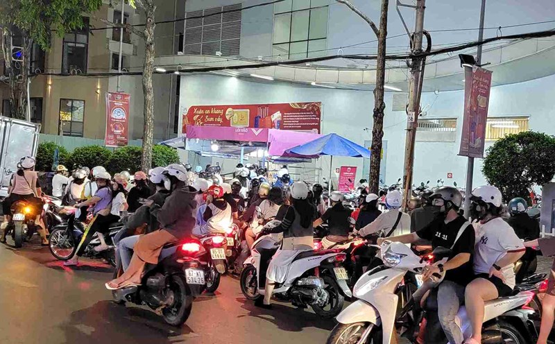 Siêu thị tối ngày 18.2 có đông người dân đi mua sắm, xem phim. Ảnh: Phong Linh