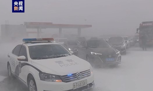 Không khí lạnh gây gió mạnh và bão tuyết tấn công Tửu Tuyền, Cam Túc, Trung Quốc từ ngày 17.2.2024. Ảnh: CCTV