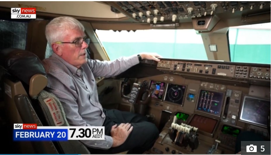 Phi công Qantas đã nghỉ hưu và cơ trưởng huấn luyện RAAF Mike Glynn trong bộ phim tài liệu của Sky News Australia “MH370: Ten Years On“. Ảnh chụp màn hình Sky News