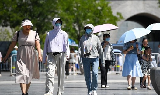 Người dân ở Bắc Kinh, Trung Quốc, tháng 6.2023. Ảnh: Xinhua