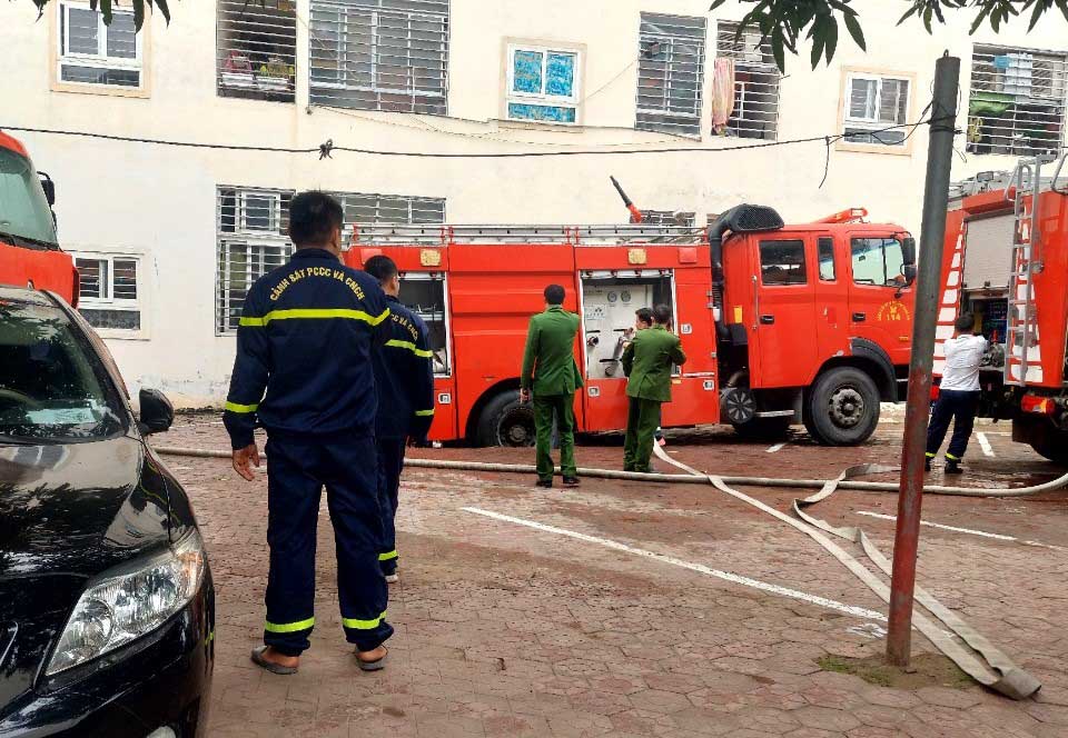 Lực lượng chức năng tổ chức cứu hỏa tại khu chung cư Hưng Thịnh. Ảnh: Hải Đăng