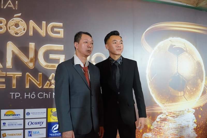 Tiền vệ Nguyễn Thái Sơn cùng bố dự gala Quả bóng vàng Việt Nam 2023. Ảnh: Thanh Vũ