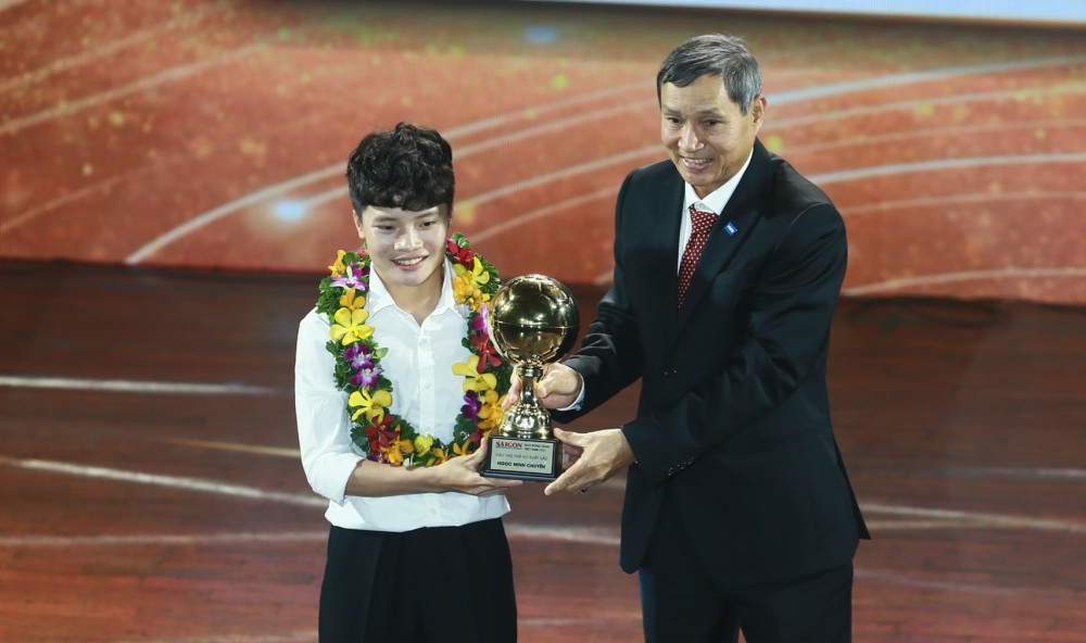 Huấn luyện viên Mai Đức Chung trao giải cho Minh Chuyên. Ảnh: Thanh Vũ