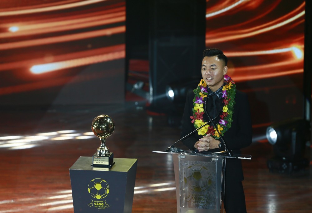 Tiền vệ Thái Sơn nhận giải Cầu thủ trẻ nam xuất sắc nhất. Ảnh: Thanh Vũ
