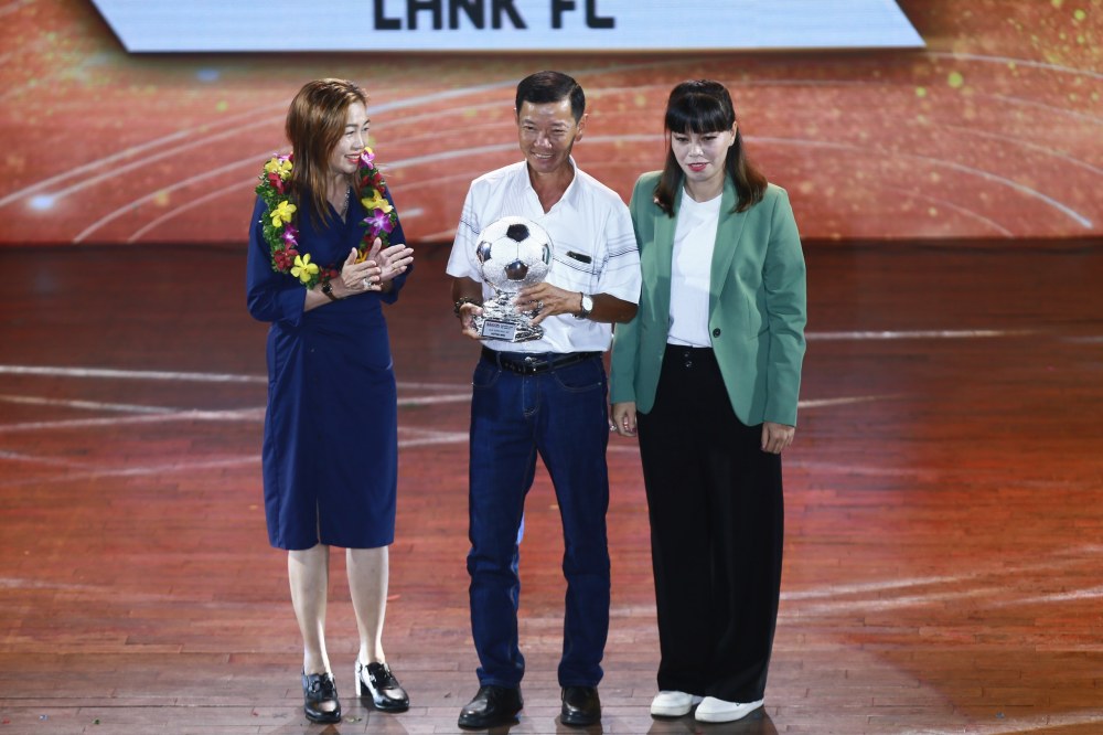 Huỳnh Như không có mặt để nhận giải, bố và mẹ tiền đạo đội tuyển nữ Việt Nam nhận thay cô giải Quả bóng bạc. Ảnh: Thanh Vũ