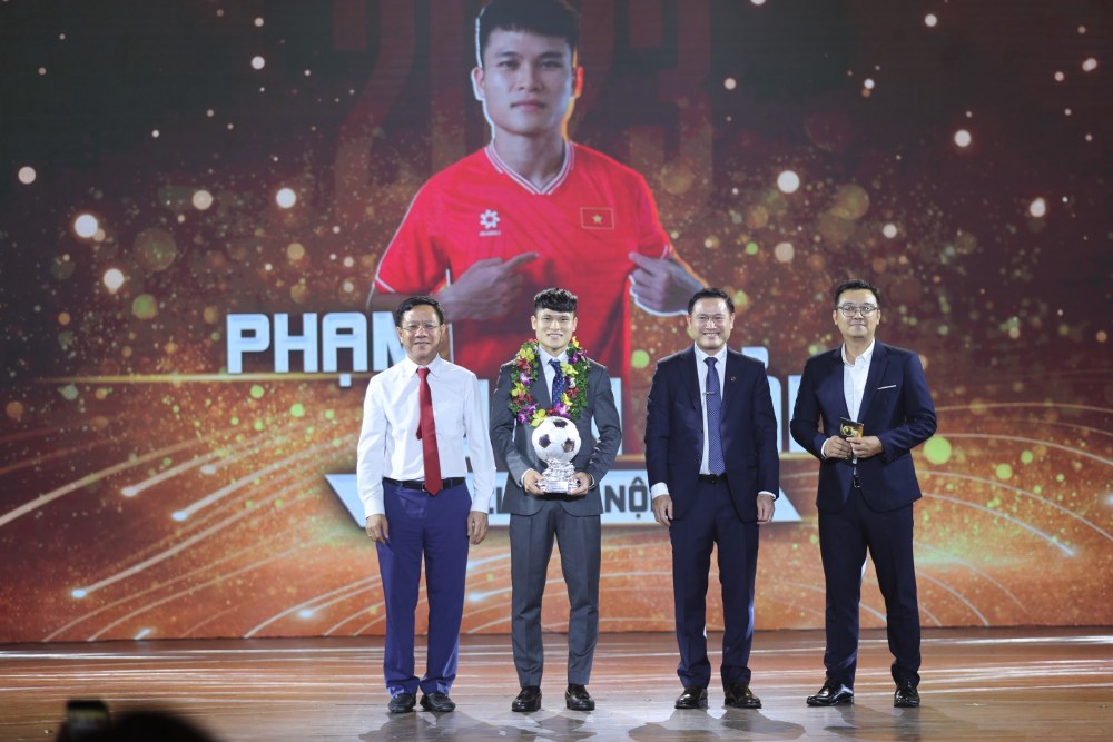 Tiền đạo Tuấn Hải nhận giải Quả bóng bạc Việt Nam 2023. Ảnh: Thanh Vũ