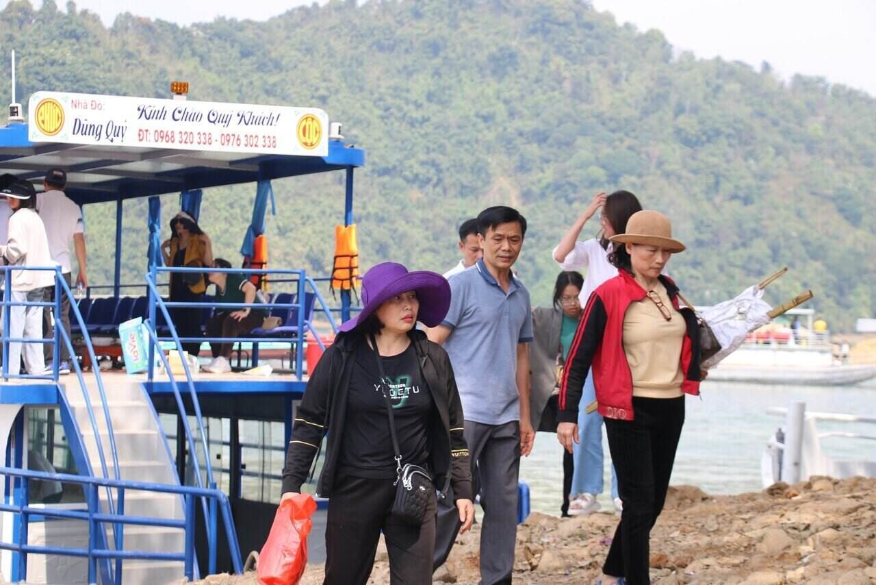 Lượng khách đến hồ Hòa Bình tăng cao trong dịp đầu xuân. Ảnh: Minh Nguyễn.