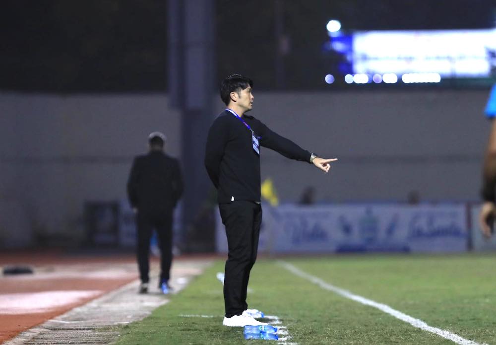 Huấn luyện viên Daiki Iwamasa không có khởi đầu suôn sẻ với Hà Nội FC. Ảnh: Minh Dân