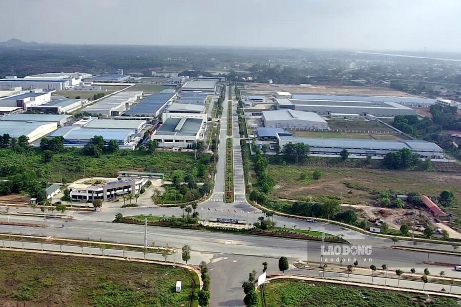 Các tuyến đường trăm tỉ giúp khu công nghiệp Phú Hà thuận lợi hơn về giao thông. Ảnh: Tô Công.