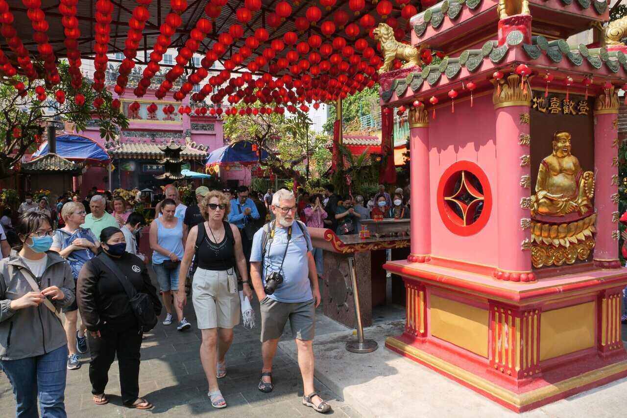 Không chỉ có người Việt Nam, mà chùa Phước Hải với hàng trăm năm tuổi đã trở thành điểm du lịch hút khách nước ngoài tại TPHCM. 